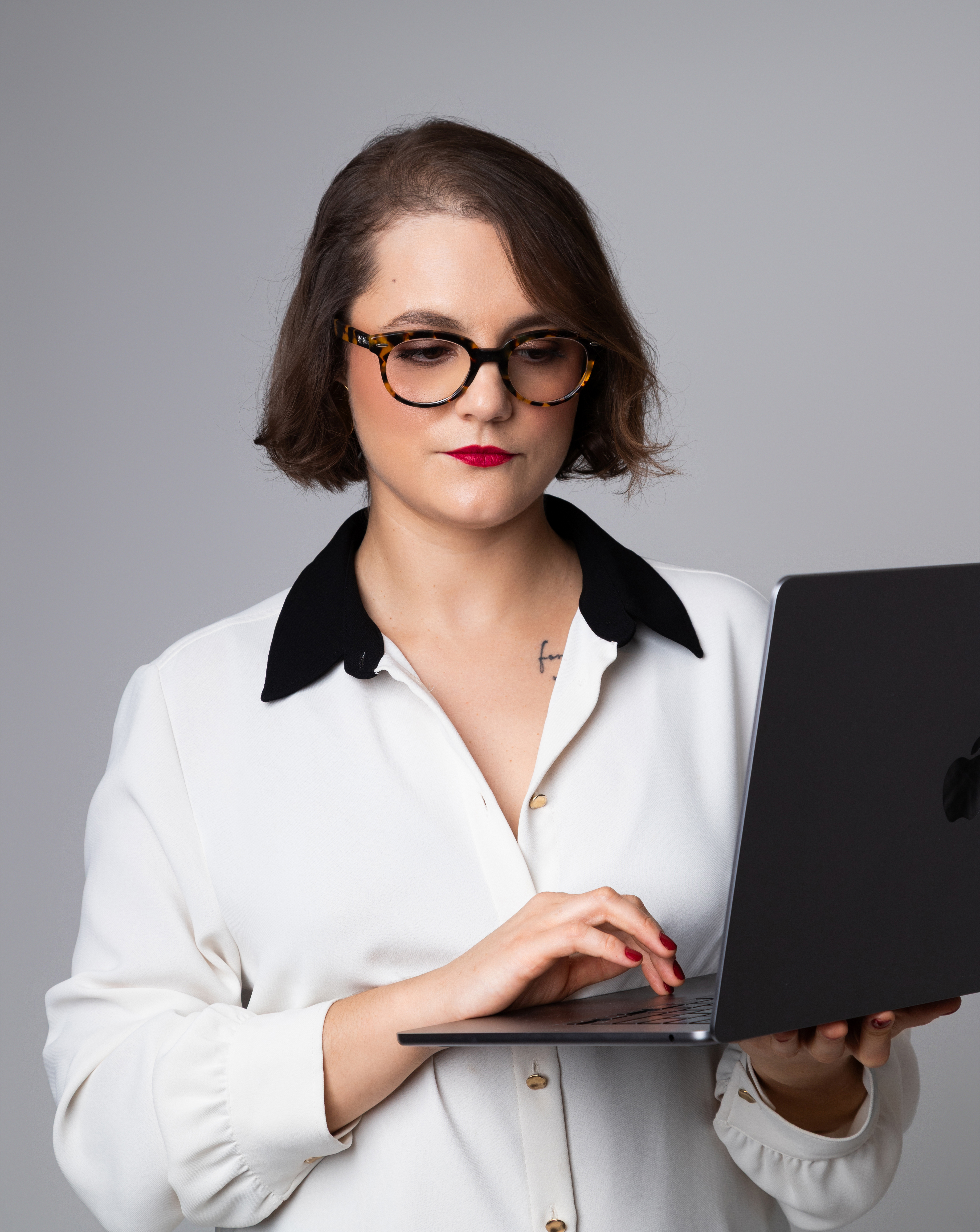 Foto de Ana Beatriz Gouveia com laptop